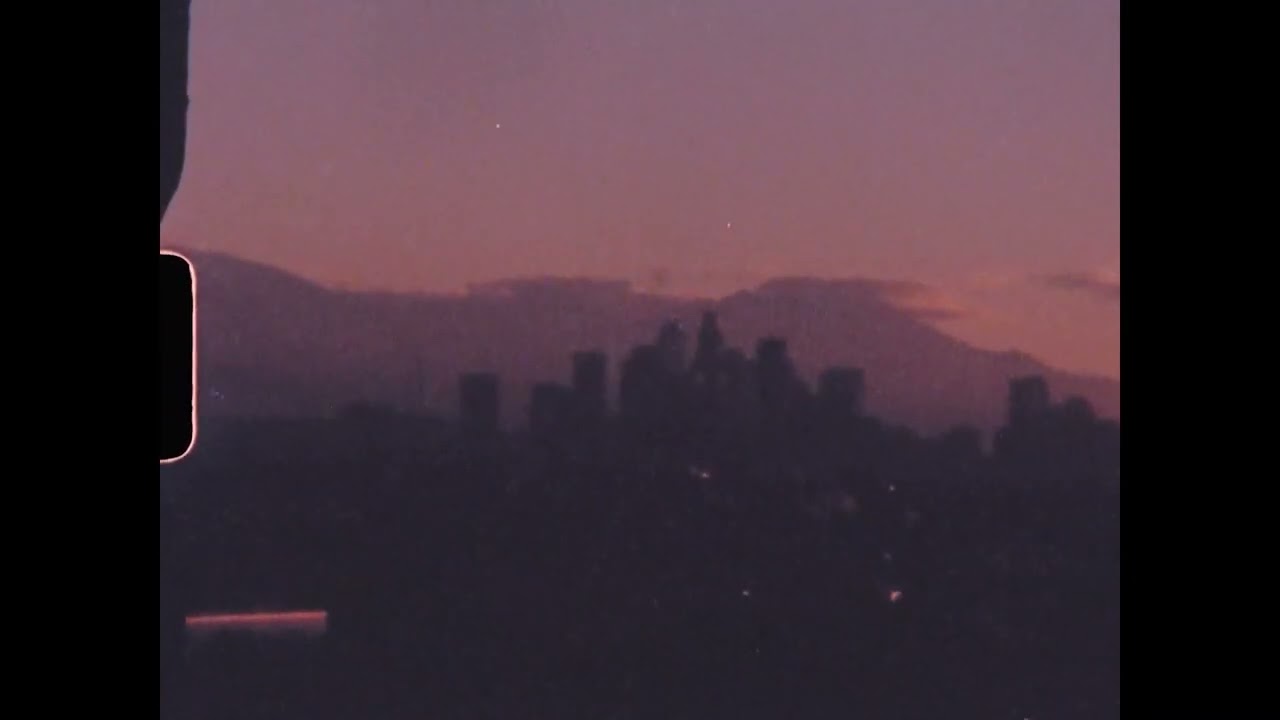 Lirik Hi – Laufey Makna Terjemahan Lagu