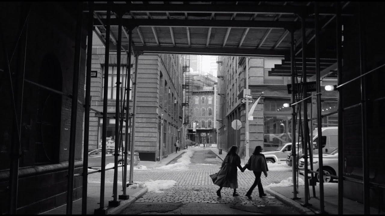 Lirik Best Friend – Laufey Makna dan Terjemahan Lagu